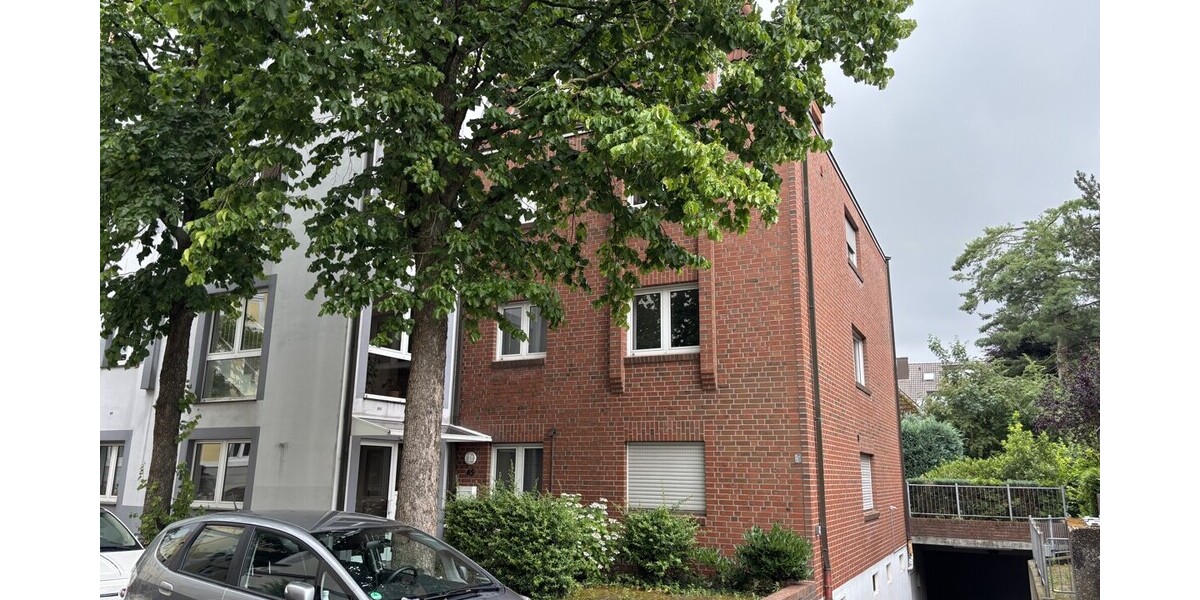 Straßenansicht mit Einfahrt zur Tiefgarage